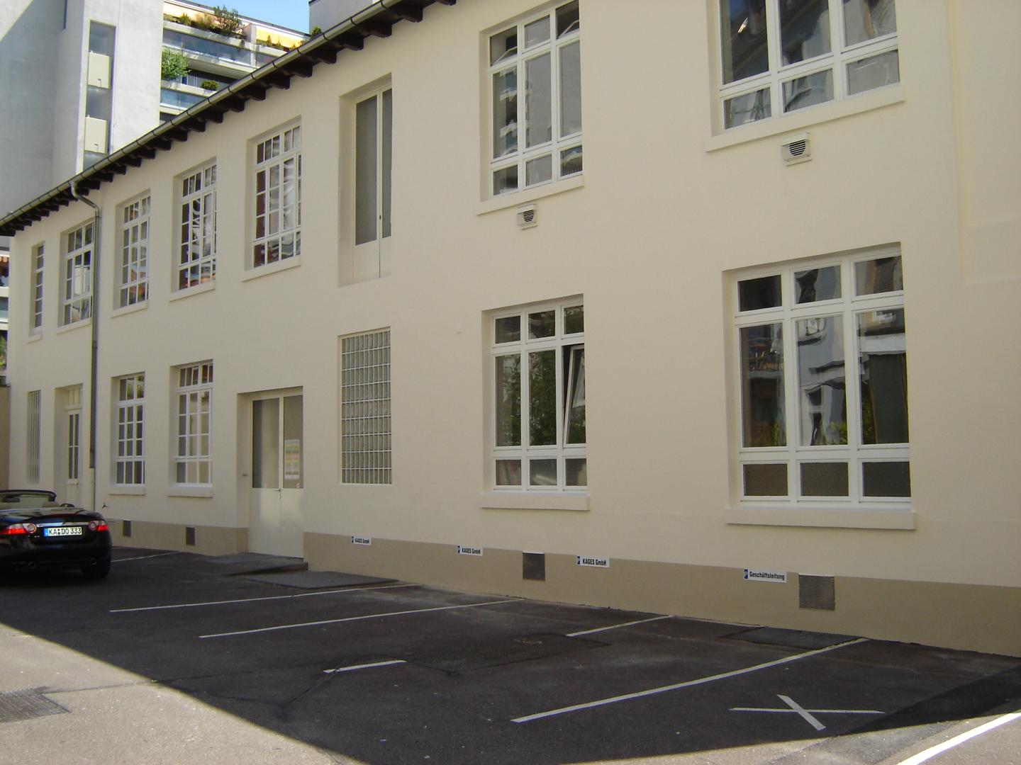 Gebäuderückseite und Parkplätze