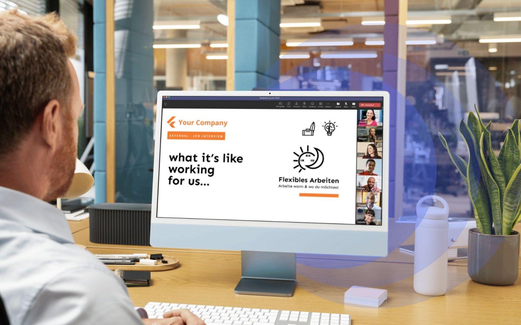 Mann schaut auf einen Bildschirm, der ein Video über das Unternehmen zeigt, bei dem er arbeitet.