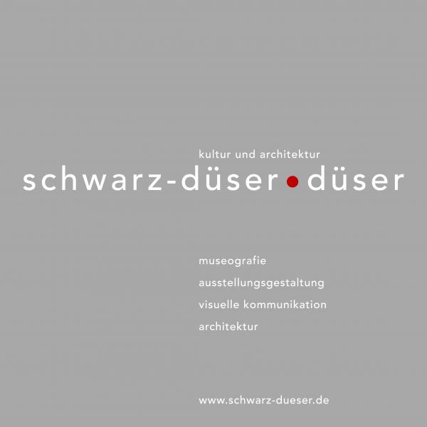 Graues Quadrat mit Schriftzug schwarz-düser und düser, museografie, ausstellungsgestaltung, visuelle kommunikation und architektur