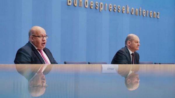   Finanzminister und Vizekanzler Olaf Scholz (r.) Wirtschaftsminister Peter Altmaier (l.) am Donnerstag in der Bundespressekonferenz.  Foto: Markus Schreiber/AFP/Getty Images