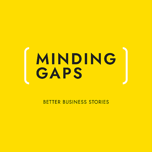 Der Schriftzug "Minding Gaps" vor einem gelben Hintergrund, darunter der Claim "Better Business Stories"