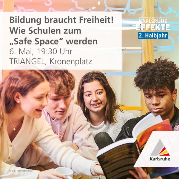 Junge Personen schauen fröhlich in ein Buch 