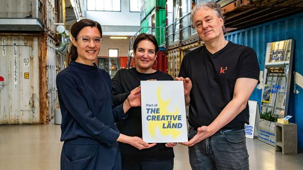 Dr. Ellen Koban, Unitleiterin Kultur- und Kreativwirtschaft bei der MFG Baden-Württemberg, übergibt das THE CREATIVE LÄND-Label an Sabrina Isaac-Fütterer und Dirk Metzger vom K³ Kultur- und Kreativwirtschaftsbüro Karlsruhe. | © K³ | Ingrid Kappenberger